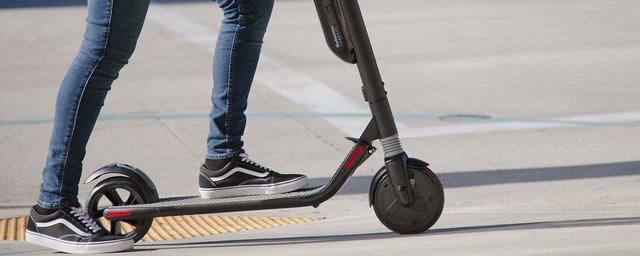 Авария на электросамокате. Электросамокат сертификация обязательная. Электросамокат сертификация обязательная. Электросамокат сертификация обязательная. Электросамокат белый с желтыми колесами.