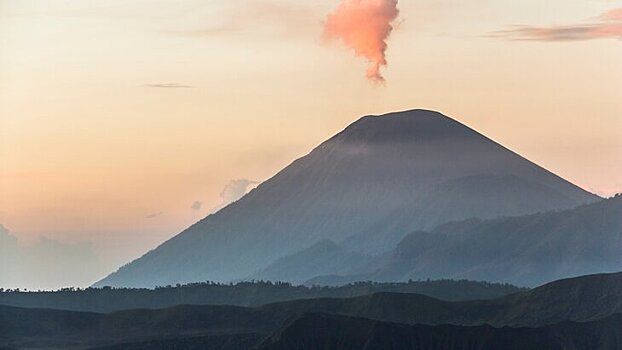 Вулкан Ибу в Индонезии выбросил пепел на высоту 2,5 км