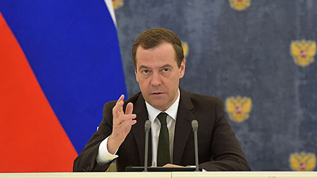 Медведев призвал россиян непоколебимо верить в идеалы правового государства