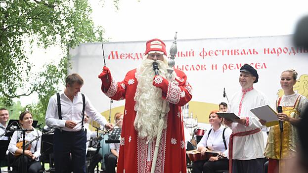 Под рок-хиты в исполнении оркестра «Перезвоны» открыл площадку кузнечного ремесла Российский Дед Мороз