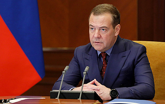 Медведев прокомментировал высылки российских дипломатов: Ответ будет разрушительным