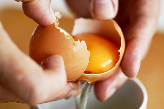 Что происходит с яйцом в нашем желудке, если есть его сырым
