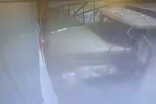 Пьяный водитель грузовика "в прыжке" въехал в здание, выпал и убежал: видео