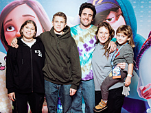 Шмыкова, Чадов и другие звезды с детьми пришли на премьеру «Неисправимого Рона»