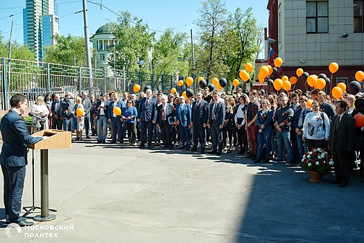 В память о погибших защитниках Родины студенты провели торжественный митинг