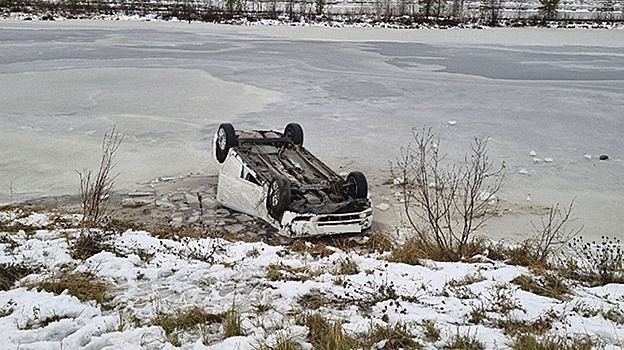 Ноябрьские автоинспекторы помогли водителю, попавшему в беду на трассе