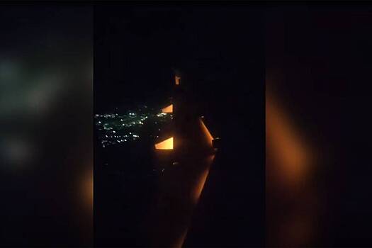 Двигатель самолета со 173 пассажирами на борту загорелся в воздухе и попал на видео