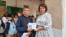 Новодонецкие школьники поздравили педагогов открытками благодарности