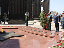 Военнослужащие ВВО возложили венки к памятникам Маршалам Советского союза
