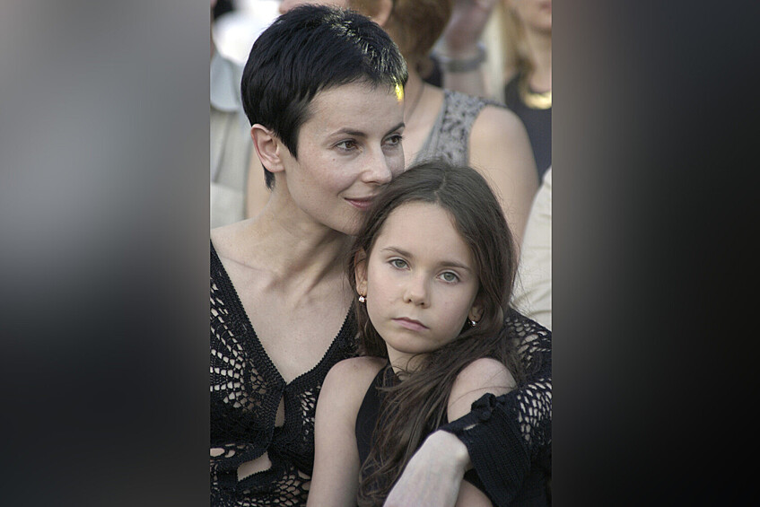 Актриса Ирина Апексимова с дочерью Дарьей в 2006 году