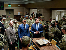 «Это оккупация»: вице-президента освистали во время раздачи гамбургеров военнослужащим