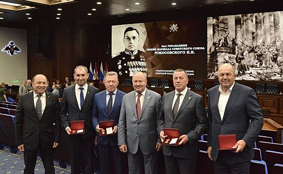 Четырех татарстанцев наградили медалями "За вклад в укрепление обороны России"