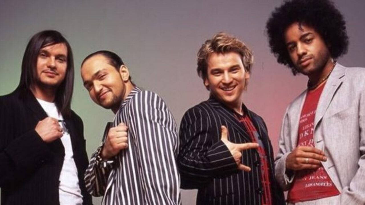 певцы 2000-х русские. потехин руки вверх. группа на-на. группа корни 2000. известные певцы 2000х.