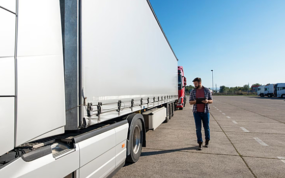 Как на рынок полуприцепов и тягачей влияют стоки в 2025 году