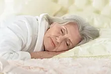 Ученые узнали оптимальное количество ночного сна для пожилых