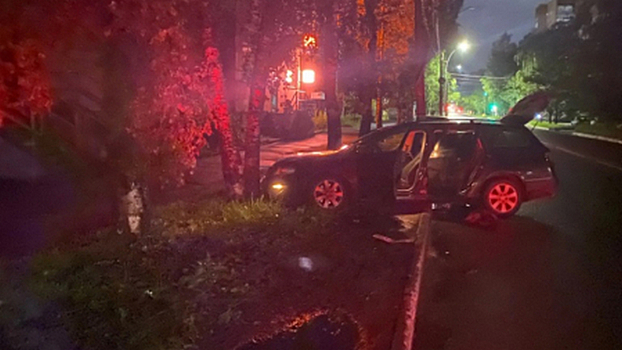 Нетрезвый сокольчанин на угнанном автомобиле врезался в фонарный столб в Вологде