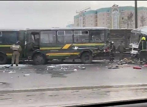 Грузовик протаранил колонну военных автобусов на Новорижском шоссе в Подмосковье