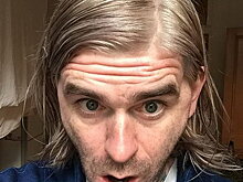 Ударник Franz Ferdinand временно покинул их из-за пальца, сломанного «уродливым произведением искусства»