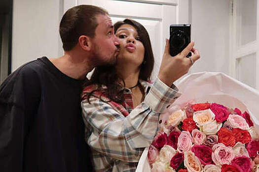 Актер Александр Петров с женой Викторией появился на кинопремьере