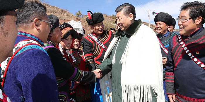 Си Цзиньпин навестил бедных крестьян из числа представителей нацменьшинств в Юго- Западном Китае
