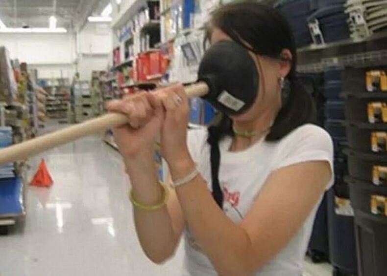 Ну тут хоть лица её не видно. Только вот зачем так делать?  