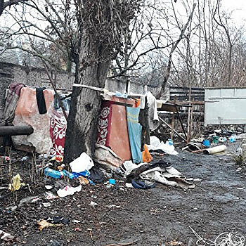 В Одессе маленькая девочка выживала в шалаше из тряпок на свалке