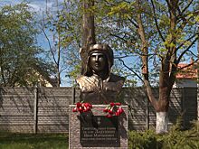 В Ладушкине на территории школы открыли бюст Герою Советского Союза Ивану Ладушкину