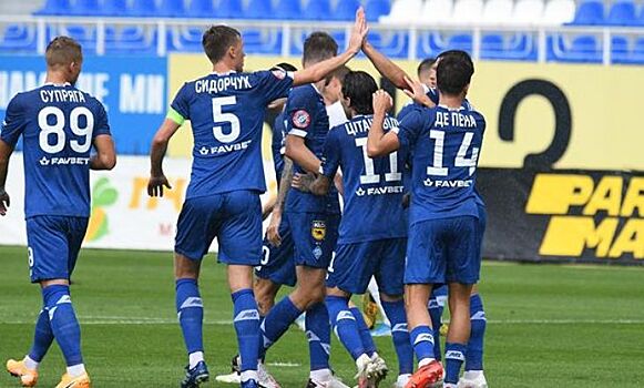 Киевское "Динамо" в первом матче чемпионата Украины по футболу разгромило "Олимпик"