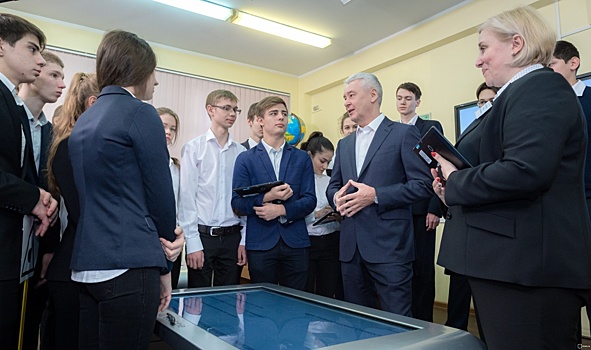 Собянин рассказал о планах оснащения московских школ IT-инфраструктурой