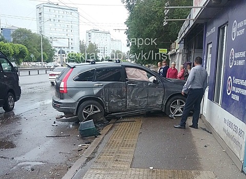 Водитель иномарки протаранил остановку в Красноярке