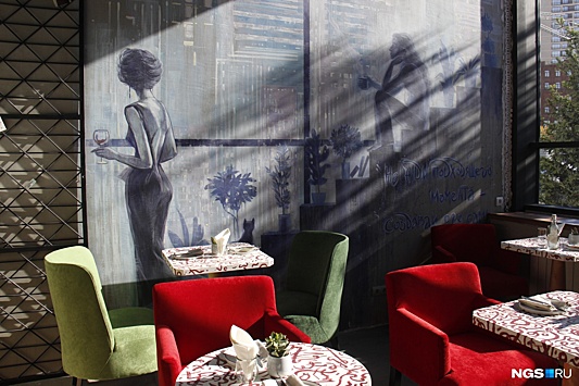 В новом небоскрёбе у Ипподромки открылось кафе с вертикальным газоном и потайным баром