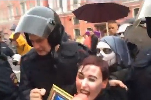 Демонстрантов с флагами Украины задержали в Петербурге