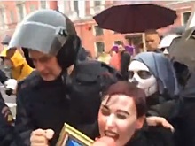 Демонстрантов с флагами Украины задержали в Петербурге