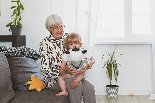 Психолог объяснила, почему бабушки не обязаны сидеть с внуками