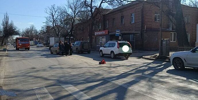 В Ростове пенсионер попал под колеса автомобиля