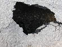 На улице Пожалостина в центре Рязани провалился асфальт