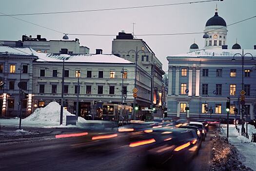 В Хельсинки автомобиль наехал на людей на остановке