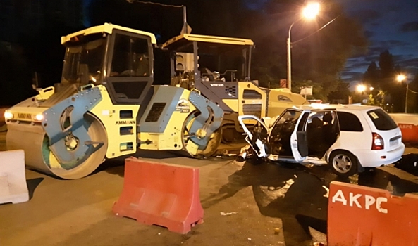 В Воронеже «Лада Калина» на скорости врезалась в дорожный каток: водитель погиб