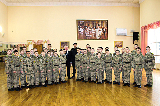 В преддверии Дня защитника Отечества росгвардейцы рассказали о службе спецназа кадетам и школьникам Москвы