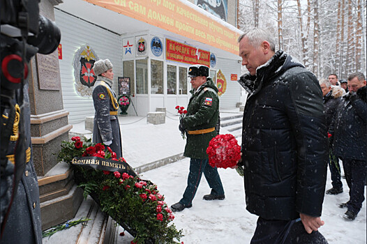Губернатор Андрей Травников открыл памятник дважды Герою России Михаилу Гудкову в Новосибирске