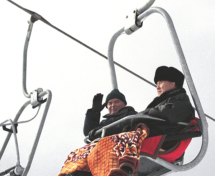 Главы государств Узбекистана и Казахстана на отдыхе на горнолыжной базе Чимбулак, 2001