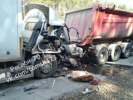 Человек погиб при столкновении двух грузовиков в Томске
