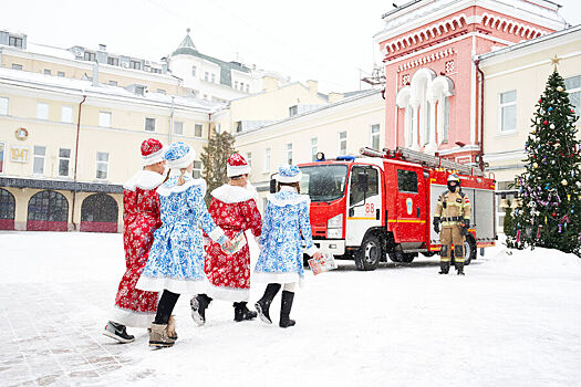 Участники «Движения Первых» в образах Дедов Морозов поздравили военных и врачей