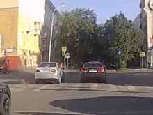 Микроавтобус отбросило на людей после ДТП в Екатеринбурге