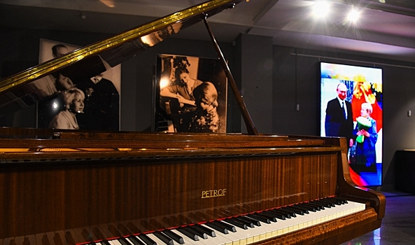 В Волгограде открыта выставка наград Александры Пахмутовой