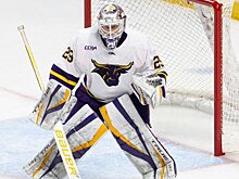 Рекордсмен NCAA по числу шатаутов (34) Маккей получил приз лучшему игроку сезона. 24-летний вратарь не задрафтован клубами НХЛ