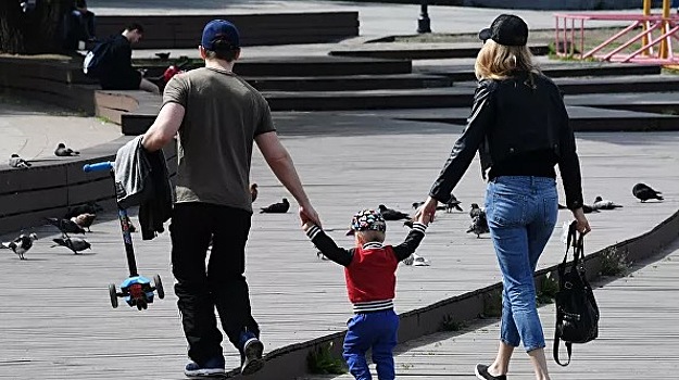 Власти РФ начали перечислять выплаты на детей