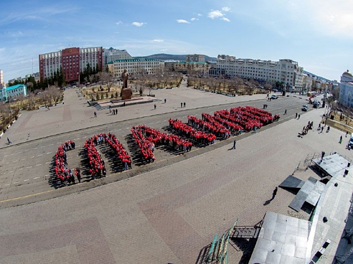 ​Около тысячи читинцев выстроились в слово «Спасибо!» на площади Ленина в Чите 3 мая