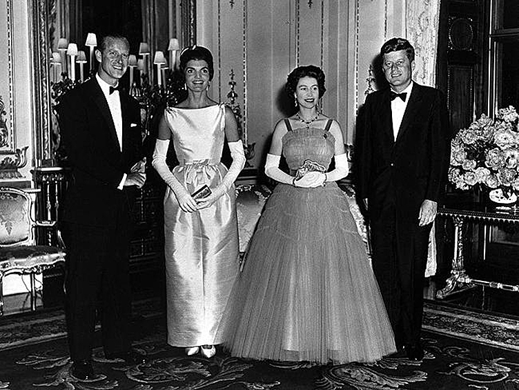 Королева Елизавета II и принц Филипп принимают президента США Джона Кеннеди с супругой в Букингемском дворце, 5 июня 1961 года