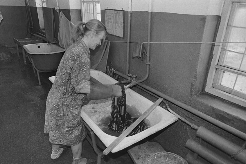 Стирка вещей в умывальнике из-за отсутствия прачечной в одной из больниц Кемеровской области, СССР, 1 октября 1991 года